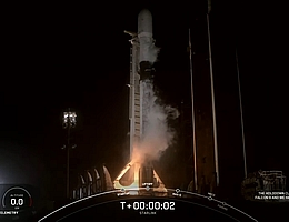 Zum neunten Mal für die Erststufe: Falcon 9 hebt ab. (Bild: Webcast SpaceX)