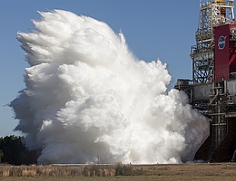 Die SLS-Erststufe feuert ihre 4 RS-25-Triebwerke im Teststand B-2 des Stennis Space Centers. (Bild: NASA/Robert Markowitz)