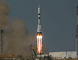 Liftoff für die Sojus-Trägerrakete mit drei Raumfahrern an Bord. (Bild: NASA)