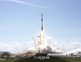 Falcon 9 hebt am 4. Mai mit 60 Starlink-Satelliten an Bord ab (Bild: Webcast SpaceX)