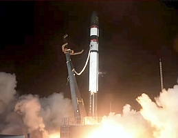 Liftoff für die 20. Electron-Trägerrakete vom Startplatz in Neuseeland. (Bild: Webcast RocketLab)