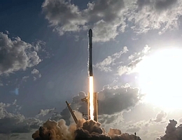 Die Falcon 9 hebt mit 52 Starlink-Satelliten sowie 2 Rideshare-Nutzlasten an Bord ab. (Bild: Webcast SpaceX)