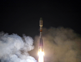 Mit 36 OneWeb-Satelliten an Bord hebt die Sojus-Trägerrakete vom Weltraumbahnhof Wostotschny in Russland ab. (Bild: Arianespace)