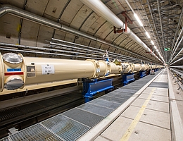 Magnetreihe des ALPS-Experiments im HERA-Tunnel: In dieser Hälfte der Magnete wird intensives Laserlicht hin- und hergespiegelt, aus dem sich Axionen formen sollen. (Foto: DESY, Marta Mayer)