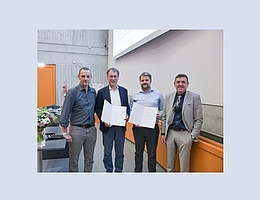 Preisträger Aaron Bryant (2. von rechts) vom DSI mit dem Prodekan Prof. Nico Sneeuw, Prof. Alfred Krabbe, Co-Autor und Leiter des DSI und dem Prorektor Prof. Manfred Bischoff (v.l.n.r.) (Foto: Universität Stuttgart)