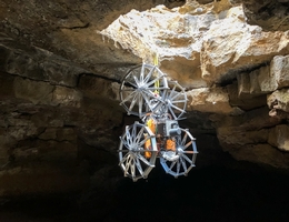 Coyote III seilt sich mithilfe eines von SherpaTT bereitgestellten Abseil- und Dockingsystems in die Höhle ab. (Bild: DFKI/Tom Becker)
