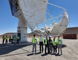 Feierliche Übergabe der ersten MeerKAT+-Antenne in der Karoo-Region in Südafrika am 21. Februar 2024. Von links nach rechts: Fabrice Scheid (OHB Digital Connect), Stefan Wagner (ZfA Heidelberg), Michael Kramer (MPIfR Bonn), Filippo Maria Zerbi (INAF), Pontsho Maruping (SARAO) und Dennis Winkelmann (OHB Digital Connect). (Bild: MPIfR / Gundolf Wieching)