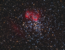Aufnahme des planetarischen Nebels im offenen Sternhaufen Messier 37. Der Sternhaufen enthält einige hundert Sterne. Der schmetterlingsförmige Nebel wird durch rotleuchtendes Wasserstoffgas sichtbar. (Bild: K. Werner et al.)