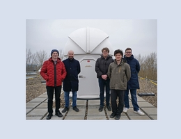 Hakan Kayal, Tobias Herbst (v.l.) mit den Studierenden Julius Dill, Maximilian Reigl und Robin Schaub, die alle im Verein WüSpace aktiv sind. (Bild: Robert Emmerich, Universität Würzburg)