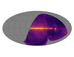 Abb. 1: SKAMPI-Radiobild des Südhimmels bei 2,5 GHz Wellenlänge. Der Rahmen (graue Ellipse) zeigt den gesamten Himmel in galaktischen Koordinaten. Das Falschfarbenbild zeigt die Radiostrahlung von dem Teil des Himmels, der vom Teleskopstandort in Südafrika aus zugänglich ist, in galaktischen Koordinaten mit dem galaktischen Zentrum im Bildzentrum. Neben dem galaktischen Zentrum (Sgr A) sind auch die helle Radiogalaxie Cen A, die beiden Magellanschen Wolken und die Sternentstehungsgebiete im Orion und in Vela als Radioquellen im Bild zu sehen. (Bild: SKAMPI-Team)