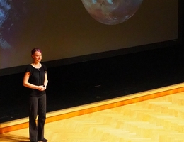 Geophysikerin Frau Dr. Christiane Heinicke bei ihrem Vortrag „12 Monate auf dem simulierten Mars – ein Erfahrungsbericht“ am 28. Mai 2019 im Backnanger Bürgerhaus. (Bild: DeSK)
