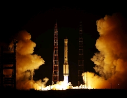 Proton-M startet mit AngoSat 2 an Bord. (Bild: Roskosmos)