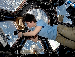 Samantha Cristoforetti 2014 im ISS-Modul Cupola. (Bild: ESA/NASA)