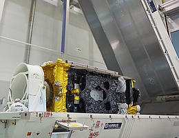 Der von Airbus gebaute Inmarsat-6 F2 Satellit wurde in Toulouse zum Transport vorbereitet. (Bild: Airbus)