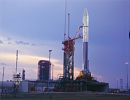 Atlas Centaur 27 mit Pioneer 10 auf der Startrampe.. (Bild: NASA)