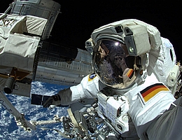 Alexander Gerst, der 2009 am Grundlagentraining teilnahm, während eines Außenbordeinsatzes. (Bild: ESA/NASA)