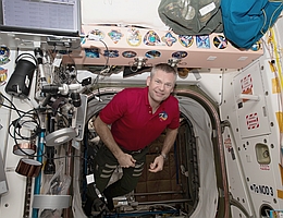 Andreas Mogensen schwebt an Bord der ISS durch eine Luke. (Bild: ESA/NASA)
