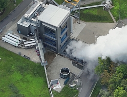 Die Ariane-6-Oberstufe hat erneut ihre Leistungsfähigkeit auf dem vom DLR betriebenen ESA-Prüfstand P5.2 bewiesen. Die Stufe besteht aus zwei Haupttanks, die mit flüssigem Wasserstoff und flüssigem Sauerstoff gefüllt sind. Dazu kommt das bis zu viermal wiederzündbare Vinci-Triebwerk und die APU (Auxiliary Power Unit), eine innovative Antriebseinheit. Sie macht die Einsatzmöglichkeiten der Ariane 6 noch vielseitiger. (Bild: ESA/DLR/ArianeGroup)