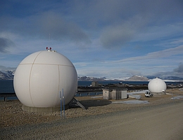 Antennenradome und Hütte mit Empfangstechnik an der Satelliten-Empfangsstation Ny-Ålesund (NYA). (Carsten Falck, GFZ)