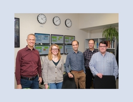 Arbeiten für die Uni Siegen am Pierre-Auger-Observatorium in Argentinien mit: Prof. Dr. Markus Cristinziani, Dr. Eleonora Guido, Dr. Qader Dorosti, Prof. Dr. Markus Risse und Dr. Marcus Niechciol (v.l.n.r.). (Quelle: Universität Siegen)