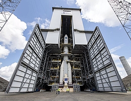 Erste voll integrierte Ariane 6 für kombinierte Tests auf der Startrampe. (Bild: ESA/CNES/Arianespace/ArianeGroup/CSG)