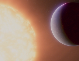 Diese künsterlische Darstellung zeigt, wie der Exoplanet 55 Cancri e aussehen könnte. 55 Cancri e, auch Janssen genannt, ist eine so genannte Supererde, ein Gesteinsplanet, der deutlich grösser als die Erde, aber kleiner als Neptun ist. Beobachtungen von JWSTs NIRCam und MIRI deuten darauf hin, dass der Planet von einer Atmosphäre umgeben sein könnte, die reich an Kohlendioxid (CO2) oder Kohlenmonoxid (CO) ist. Aufgrund der grossen Nähe zu seinem Stern ist der Planet extrem heiss und vermutlich mit geschmolzenem Gestein bedeckt. Die Forschenden vermuten, dass die Gase, aus denen die Atmosphäre besteht, aus dem Magma herausgesprudelt sein könnten. Bild: (NASA, ESA, CSA, Ralf Crawford (STScI))