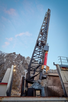 Mit einer Gesamtlänge von 6,6 Metern und einer Startmasse von 1,5 Tonnen steht die Forschungsrakete samt neuem „RED KITE“-Raketenmotor auf der Startrampe. (Bild: MBDA/Andes)