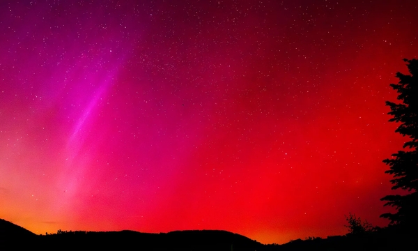 Ein ungewohnter Anblick: Diese Aurora Borealis lässt den Horizont am 11. Mai 2024 um ein Uhr morgens hell erstrahlen - zumindest in der Kamera. Die Farben auf dem Foto erscheinen satter als mit dem bloßen Auge sichtbar. Das Auge ist nicht empfindlich genug, während sich mit einer Kamera deren Sensor lange belichten lässt, um auch schwaches Licht abzubilden. (Bild: Oliver Stenzel (MPS))