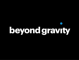 Schriftzug in weiß auf schwarzem Grund: "beyond gravity". Der i-Punkt ist etwas nach oben versetzt und blau. Logo: beyond gravity