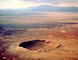 Der Barringer-Krater in Arizona entstand vor etwa 50 000 Jahren durch den Einschlage eines rund 50 Meter großen Eisenmeteoriten. (Bild: US Geological Survey)