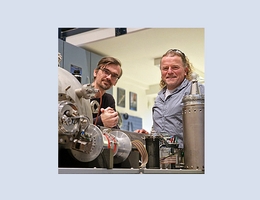 Die Wissenschaftler Dr. Boris Strelnikov und Dr. Gerd Baumgarten aus der Abteilung Optische Sondierung werkeln im Raketenlabor des IAP. (Bild: IAP)