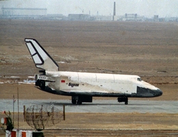 Buran nach seinem einzigen Flug auf der Landebahn. (Bild: Roskosmos)