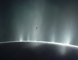 Künstliche Darstellung der Raumsonde Cassini, die beim Durchflug der Eisfontänen des Saturnmondes Enceladus ausgestoßene Eiskörner analysiert. (Bild: NASA/JPL-Caltech)