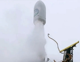 Falcon 9 von SpaceX hebt mit EarthCARE der ESA an Bord ab. (Bild: SpaceX via ESA)