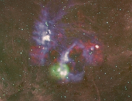 Strahlung des ionisierten Kohlenstoffs (CII) in drei Geschwindigkeitsbereichen (blau, grün und rot für Geschwindigkeiten von v=-10 bis 4 km/s, 4 bis 12 km/s und 12 bis 20 km/s) überlagert mit einer Spitzer-Aufnahme bei 8, 4.5, und 3.6 Mikrometer. Mit CII sieht man die Wechselwirkung zwischen den atomaren Hüllen von interstellaren Wolken. (Foto: NASA/USRA-SOFIA)