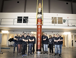 Nutzlast der Höhenforschungsrakete und alle an der Kampagne beteiligten Wissenschaftlerinnen und Wissenschaftler. (Foto: MAIUS Mission)