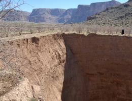 Die Folgen der Landabsenkung aufgrund des massiven Grundwasserverlusts: Ein riesiger Erdfall (engl. sinkhole) in der Provinz Fars im Süden Irans. Die plötzliche Bodenabsenkung führt in der Regel zu flächenhaften Einsturztrichtern, die auch gemeinsam mit Erdspalten auftreten können. (Bild: Mahdi Motagh)