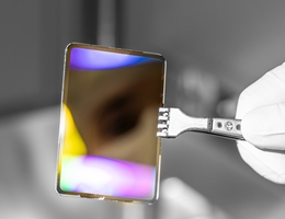 Ein Diamant von der ungefähren Größe einer Kreditkarte fungiert als Strahlteiler. (Bild: Fraunhofer IOF)