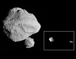 Die „Fabelhafte“ wird vom „Frieden“ umkreist Am 1. November 2023 flog die NASA-Raumsonde Lucy in 431 Kilometer Entfernung am Asteroiden Dinkinesh vorbei. Hinter dem nur 720 Meter großen Hauptgürtelasteroiden tauchte in den ersten auf der Erde empfangenen Bilddaten hinter dem Horizont von Dinkinesh ein Trabant auf (großes Bild). Die eigentliche Überraschung kam jedoch mit Aufnahmen, die beim Abflug von Dinkinesh entstanden: Der Trabant ist ein Doppelkörper, ein sogenannter Kontakt-Binärasteroid (englisch „contact binary“), dessen beiden 210 und 230 Meter großen Teilkörper miteinander verbunden sind, sich um einen gemeinsamen Schwerpunkt drehen und dabei Dinkinesh umkreisen (kleines Bild). Der Begleiter bekam wie Dinkinesh („die Fabelhafte“) einen amharischen Namen: Selam („Frieden“, ሰላም). (Bild: NASA/Goddard/SwRI/Johns Hopkins APL/NOIRLab)