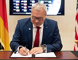 Dr. Walther Pelzer unterzeichnet die Artemis Accords für Deutschland Der Generaldirektor der Deutschen Raumfahrtagentur im DLR, Dr. Walther Pelzer, unterzeichnet am Donnerstag, den 14. September 2023, in der Residenz des deutschen Botschafters in Washington die Artemis Accords. Deutschland ist der 29. Unterzeichner der Artemis Accords, Prinzipien für die Kooperation in der zivilen Erkundung des Weltraums und die Nutzung des Mondes, des Mars, von Kometen und Asteroiden zu friedlichen Zwecken formulieren. (Bild: NASA/Keegan Barber)