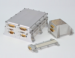 Das Electric Propulsion Diagnostics Package (EPDP) besteht aus drei Teilen. Im Bild rechts zu sehen ist das Instrument der Kieler Universität. Gesteuert wird der Sensor durch die Elektronik, die im Gehäuse links eingebaut ist. Der kleinere Teil (im Bild unten) ist ein weiterer Sensor, der die Erosion der Oberfläche misst. (Bild: von Hoerner & Sulger)