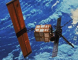ERS-2 wurde 1995 gestartet, vier Jahre nach ERS-1, dem ersten europäischen Fernerkundungssatelliten. Damals waren diese beiden Satelliten die fortschrittlichsten europäischen Erdbeobachtungssatelliten, die jemals entwickelt wurden. Sie lieferten neue Informationen zur Erforschung des Landes, der Ozeane, der Atmosphäre und des Polareises der Erde und wurden auch zur Überwachung von Naturkatastrophen wie Erdbeben und Überschwemmungen eingesetzt. Im Jahr 2011 wurde die Mission beendet und die Sonde in Übereinstimmung mit den ESA-Richtlinien zur Vermeidung von Weltraummüll in eine sichere Entsorgungsbahn zurückgebracht. Bildnachweis: ESA