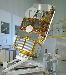ERS-2 im Reinraum. (Bild: ESA)