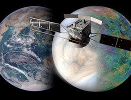 Venus und Erde, ungleiche Geschwister Die Venus hat fast die gleiche Größe und Masse wie die Erde, doch der Planet hat eine ganz andere Entwicklung genommen. Sie ist heute von einer Atmosphäre umgeben, die etwa 90-mal mehr Masse hat, als die Erdatmosphäre. Dichte Wolken aus Schwefelsäure verhindern eine Beobachtung in den Wellenlängen des sichtbaren Lichts. Mit Radar – bei der künstlerischen Darstellung der Venus rechts als farbkodierte, aus Daten der NASA-Sonde Magellan berechnete Radarkarte dargestellt – und in einigen Wellenlängen des infraroten Spektrums lässt sich die Venusatmosphäre jedoch untersuchen. Das ist die Aufgabe der Venusmission EnVision der Europäischen Weltraumorganisation ESA, die 2031 starten und mit ihren Messungen dazu beitragen soll, die Ursachen für die unterschiedliche Entwicklung beider Planeten herauszufinden. Bild: NASA/JAXA/ISAS/DARTS/VR2planets/Damia Bouic