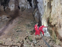 Höhlensystem in Kantabrien, Spanien: die Forscher unterwegs in der Escalon-Höhle beim Untersuchen der Biofilme aus Cyanobakterien, die an den Höhlenwänden wachsen. (Bild: Patrick Jung)