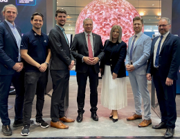 Das Berliner Unternehmen Exolaunch wurde mit dem Startdienstleistungs-„Paket“ beauftragt. Die Deutsche Raumfahrtagentur im DLR hat das Berliner Unternehmen Exolaunch mit dem Startdienstleistungs-„Paket“ für die insgesamt zwölf Gewinner des Kleinsatelliten- und des Kleinsatellitennutzlast-Wettbewerbs beauftragt. Bildmitte: Dr. Walther Pelzer, DLR-Vorstandsmitglied und Generaldirektor der Deutschen Raumfahrtagentur. (Bild: © DLR. Alle Rechte vorbehalten)