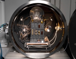 Der Probelauf: In einer Thermal-Vakuum-Kammer bereitete sich der FOBP unter simulierten Weltall-Bedingungen auf den realen Einsatz vor. (Foto: Fraunhofer IIS / Paul Pulkert)