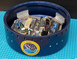 Das FerrAS Experiment, geöffnet und eingebaut im REXUS-Modul. Links die Verdränger-Pumpe, auch Displacement-Pumpe genannt, rechts die Linear-Pumpe. (Bild: Philipp Kimmerle, Ksat e.V.)