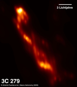 Miteinander verschränkte Filamente im Blazar 3C 279. Hochaufgelöstes Bild des relativistischen Jets in dieser Quelle, beobachtet im Rahmen des RadioAstron-Programms. Das Bild zeigt eine komplexe Struktur innerhalb des Jets mit mehreren Filamenten in der Größe von einigen Lichtjahren, die eine Helixform bilden. Die Messung beinhaltet Daten von Radioteleskopen auf der ganzen Welt und in einer Erdumlaufbahn, darunter auch vom 100-m-Radioteleskop Effelsberg. Die Daten wurden an einem Spezialrechner (Korrelator) am Max-Planck-Institut für Radioastronomie analysiert. (Bild: NASA/DOE/Fermi LAT Collaboration; VLBA/Jorstad et al.; RadioAstron/Fuentes et al)