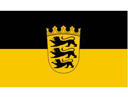 Flagge von Baden-Württemberg (gemeinfrei) Die Flagge besteht aus zwei waagrechten Farbbalken, unten gelb oben schwarz. In der Mitte befindet sich ein gekröntes Wappen in gelb mit drei schwarzen Löwen übereinander.